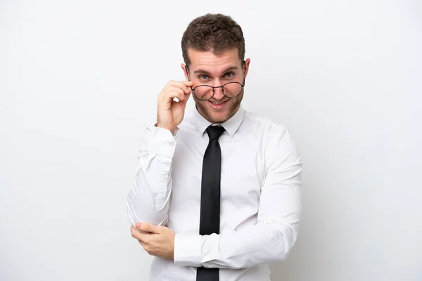若いビジネスCucasian男隔離された白い背景に眼鏡と幸せな — ストック写真