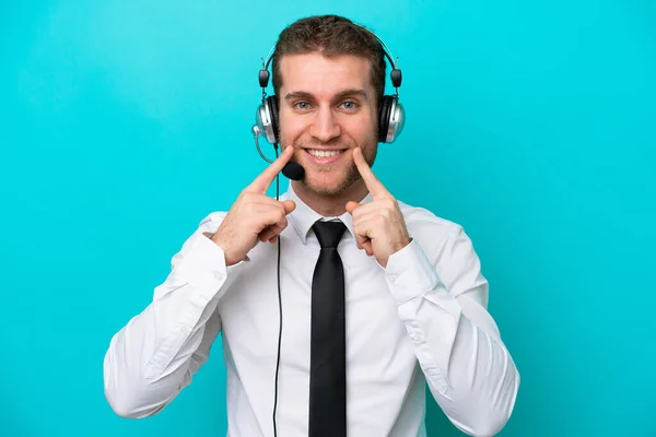 Telemarketer Uomo Caucasico Che Lavora Con Auricolare Isolato Sfondo Blu — Foto Stock