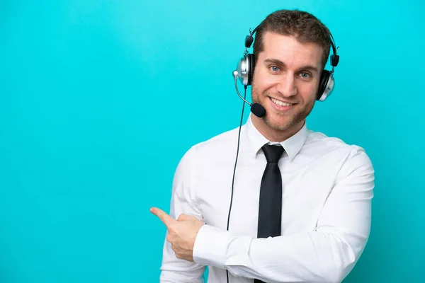 Hombre Caucásico Telemarketer Trabajando Con Auricular Aislado Sobre Fondo Azul — Foto de Stock