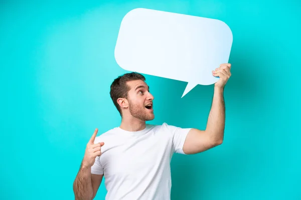 Young Caucasian Man Isolated Blue Background Holding Empty Speech Bubble — Stock Photo, Image