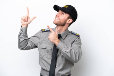 Beyaz arka planda izole edilmiş genç güvenlik görevlisi işaret parmağıyla işaret etmek harika bir fikir.
