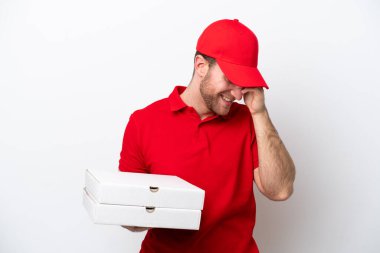 Pizza teslimatı, beyaz arka planda izole edilmiş pizza kutularını alan iş üniformalı beyaz bir adam.