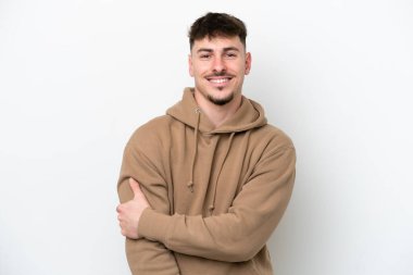 Beyaz arka planda izole edilmiş beyaz tenli yakışıklı bir adam gülüyor.