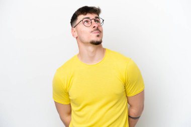 Beyaz arka planda izole edilmiş beyaz, yakışıklı genç bir adam.