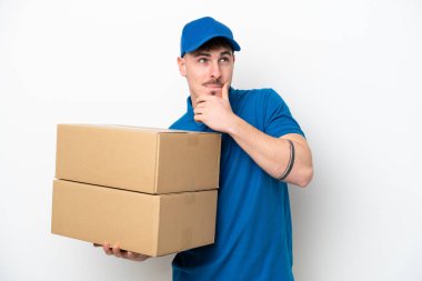 Beyaz arka planda izole edilmiş beyaz bir adamın şüpheleri ve düşünceleri var.