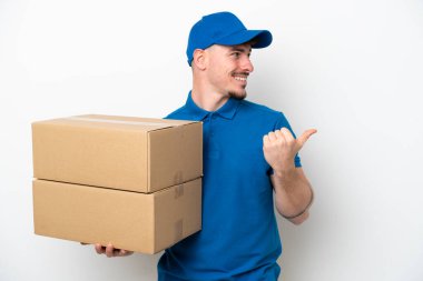 Beyaz arka planda izole edilmiş beyaz bir adam bir ürün sunmak için kenarı işaret ediyor.