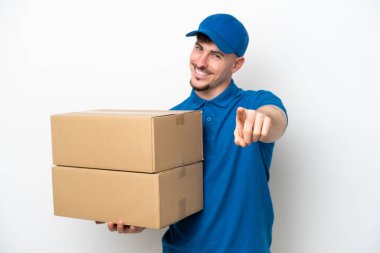 Beyaz arka planda izole edilmiş beyaz bir adam mutlu bir ifadeyle cepheyi işaret ediyor.