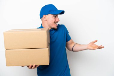 Teslimat beyaz arka planda izole edilmiş beyaz bir adam sürpriz bir ifadeyle yan tarafa bakarken