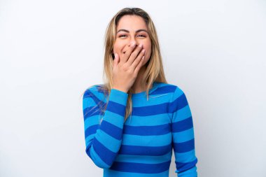 Beyaz arka planda izole edilmiş genç beyaz kadın mutlu ve gülümsüyor.