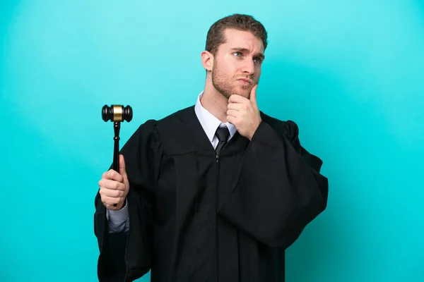 Rechter Kaukasische Man Geïsoleerd Blauwe Achtergrond Met Twijfels — Stockfoto