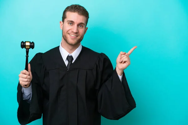 Rechter Kaukasische Man Geïsoleerd Blauwe Achtergrond Wijzend Naar Zijkant Een — Stockfoto