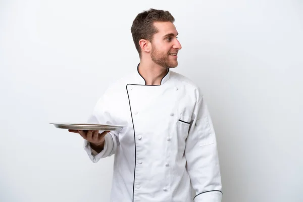 Jeune Chef Caucasien Avec Plateau Isolé Sur Fond Blanc Regardant — Photo