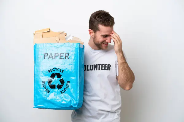 Joven Hombre Caucásico Sosteniendo Una Bolsa Reciclaje Llena Papel Para — Foto de Stock