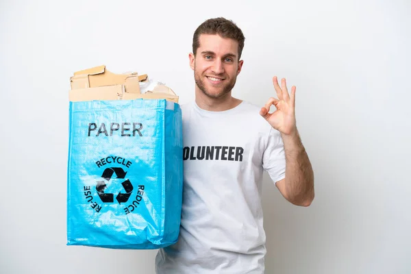 Joven Hombre Caucásico Sosteniendo Una Bolsa Reciclaje Llena Papel Para — Foto de Stock