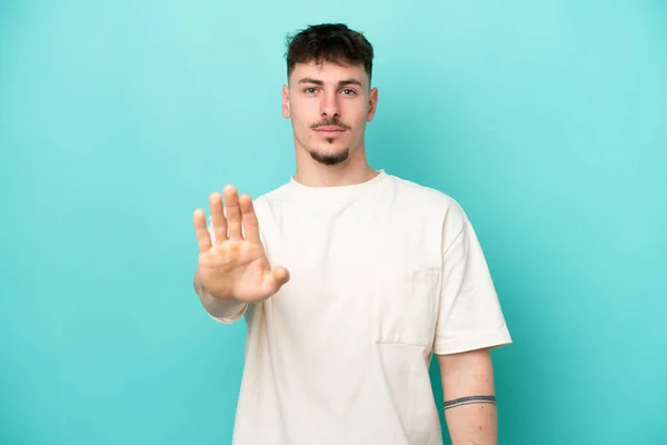 Joven Caucásico Guapo Hombre Aislado Sobre Fondo Azul Haciendo Stop — Foto de Stock