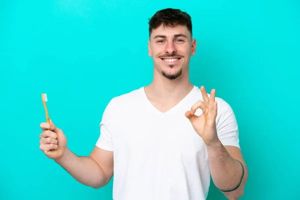 Junge Kaukasische Mann Zähne Putzen Isoliert Auf Blauem Hintergrund Zeigt — Stockfoto