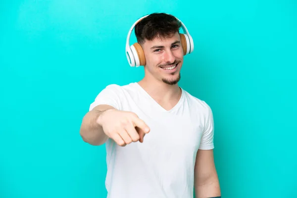 Jovem Caucasiano Bonito Homem Isolado Fundo Azul Ouvir Música — Fotografia de Stock