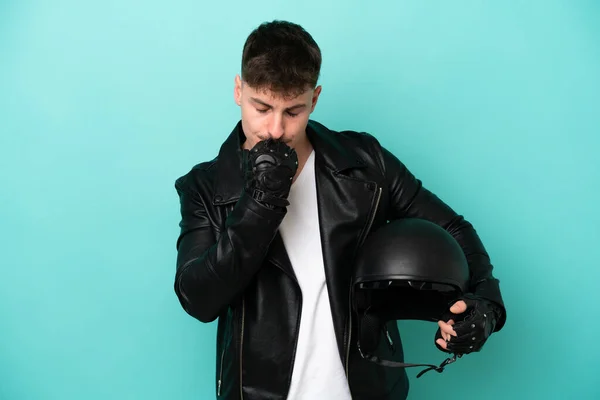 Joven Hombre Caucásico Con Casco Moto Aislado Sobre Fondo Azul — Foto de Stock