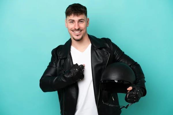 Joven Hombre Caucásico Con Casco Moto Aislado Sobre Fondo Azul — Foto de Stock