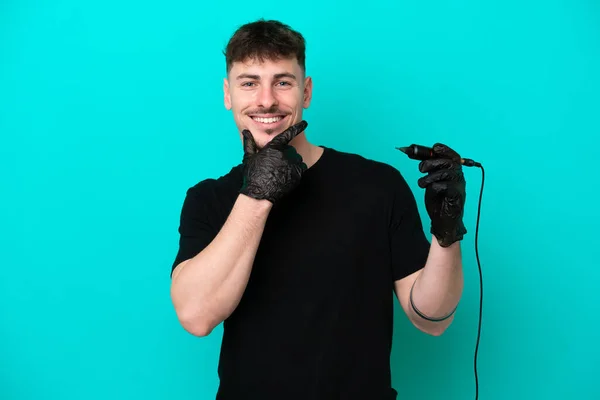 Tätowierer Kaukasischen Mann Isoliert Auf Blauem Hintergrund Glücklich Und Lächelnd — Stockfoto