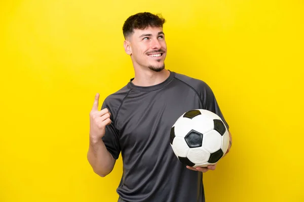 Junger Fußballspieler Auf Gelbem Hintergrund Der Auf Eine Großartige Idee — Stockfoto