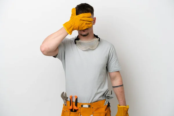 Jonge Kaukasische Elektricien Geïsoleerd Witte Achtergrond Ogen Bedekkend Door Handen — Stockfoto