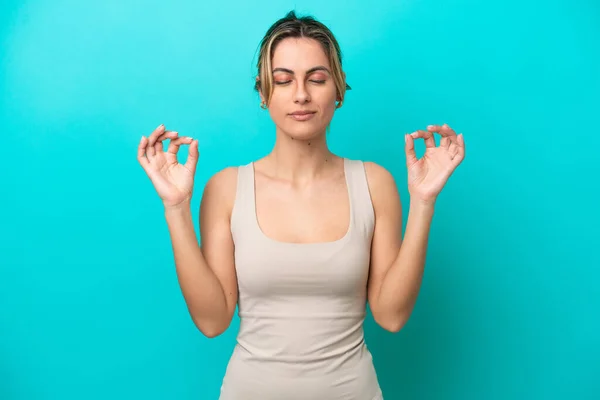 Mujer Joven Caucásica Aislada Sobre Fondo Azul Pose Zen —  Fotos de Stock