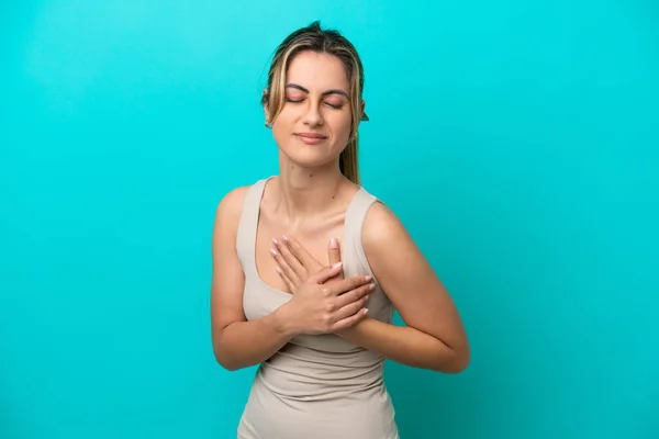 Mujer Joven Caucásica Aislada Sobre Fondo Azul Con Dolor Corazón — Foto de Stock