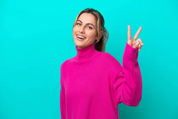 Jeune Femme Caucasienne Isolée Sur Fond Bleu Souriant Montrant Signe — Photo