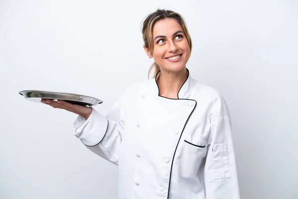 Joven Chef Mujer Con Bandeja Aislada Sobre Fondo Blanco Pensando —  Fotos de Stock