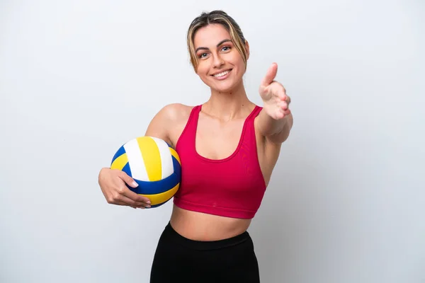 Jovem Caucasiana Jogando Vôlei Isolado Fundo Branco Apertando Mãos Para — Fotografia de Stock