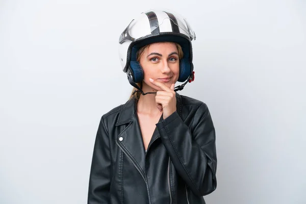 若いですCaucasian女性とともにオートバイヘルメット隔離上の白い背景思考 — ストック写真