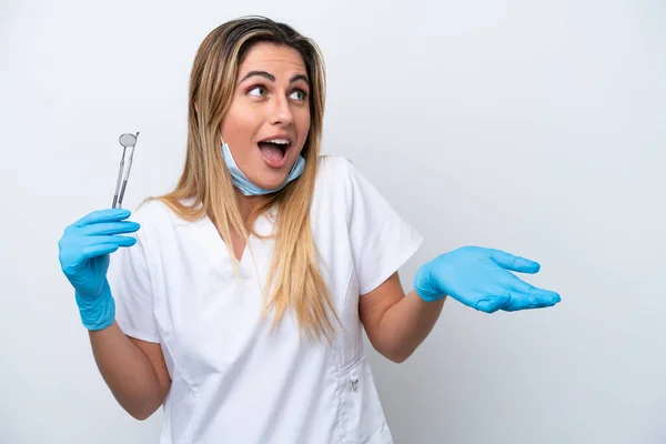 Zahnärztin Hält Werkzeuge Isoliert Auf Weißem Hintergrund Mit Überraschendem Gesichtsausdruck — Stockfoto