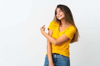 Beyaz arka planda izole edilmiş genç beyaz kadın