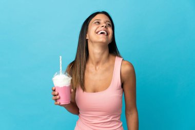 Çilekli milkshake ile gülen genç kadın