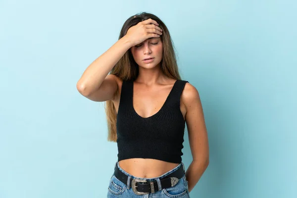 Jonge Blanke Vrouw Geïsoleerd Blauwe Achtergrond Met Hoofdpijn — Stockfoto