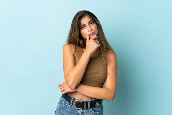 Young Caucasian Woman Isolated Blue Background Having Doubts — Stock Photo, Image