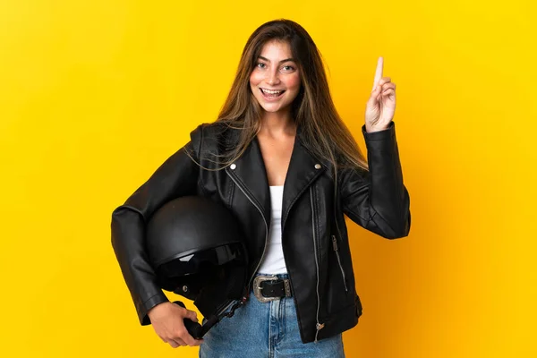女性保持Aオートバイヘルメット隔離上の黄色の背景指摘素晴らしいアイデア — ストック写真