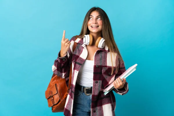 Jovem Estudante Mulher Isolada Fundo Azul Apontando Para Uma Grande — Fotografia de Stock