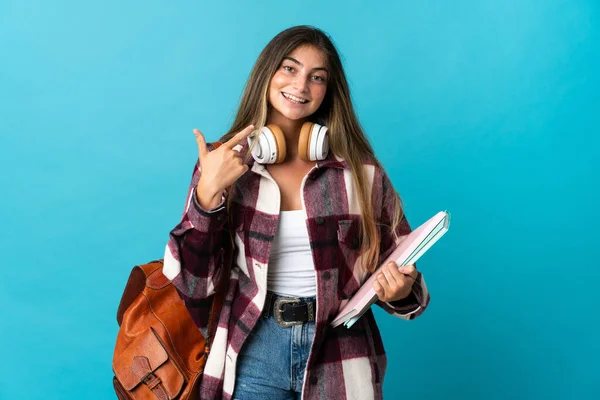 Jovem Estudante Mulher Isolada Fundo Azul Dando Gesto Polegares Para — Fotografia de Stock