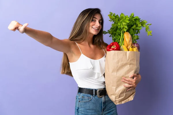 Mujer Joven Sosteniendo Una Bolsa Compra Comestibles Dando Gesto Hacia — Foto de Stock