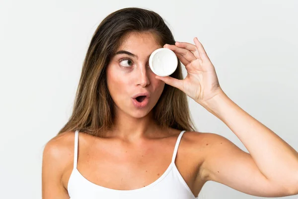 Mujer Joven Caucásica Aislada Sobre Fondo Blanco Con Crema Hidratante — Foto de Stock