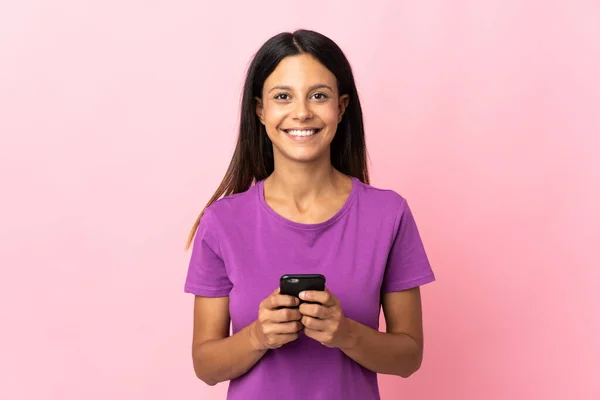 Blank Meisje Geïsoleerd Roze Achtergrond Kijken Naar Camera Glimlachen Tijdens — Stockfoto