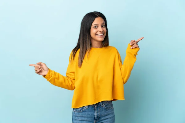 Caucásica Chica Aislada Sobre Fondo Azul Señalando Dedo Los Laterales — Foto de Stock