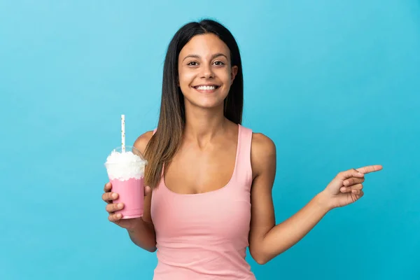 Mujer Joven Con Batido Fresa Apuntando Con Dedo Hacia Lado —  Fotos de Stock