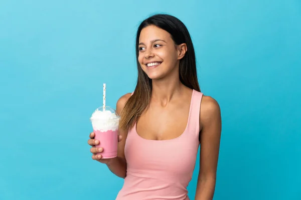 Mujer Joven Con Batido Fresa Mirando Hacia Lado Sonriendo —  Fotos de Stock