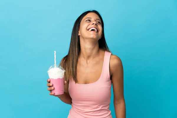 苺ミルクシェイク笑っている若い女性 — ストック写真