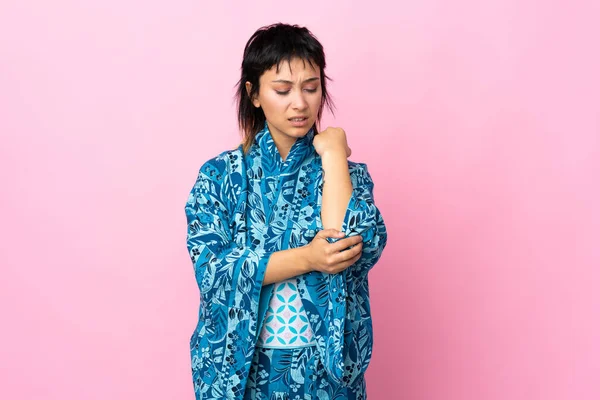 Young Woman Wearing Kimono Isolated Blue Background Pain Elbow — Stock Photo, Image