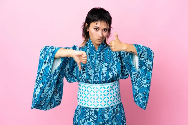Mujer Joven Usando Kimono Sobre Fondo Azul Aislado Haciendo Buena —  Fotos de Stock