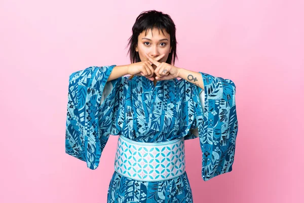 Mujer Joven Usando Kimono Sobre Fondo Azul Aislado Mostrando Gesto —  Fotos de Stock